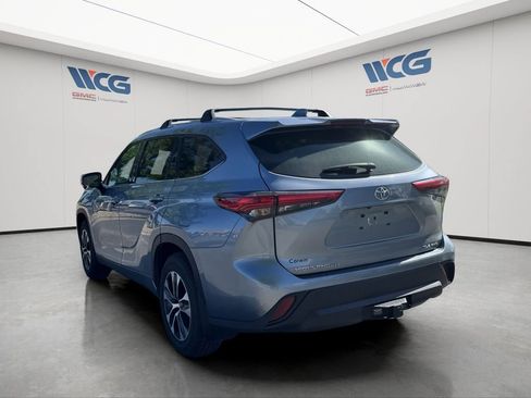 Used 2022 Toyota Highlander XLE AWD/4WD image 6