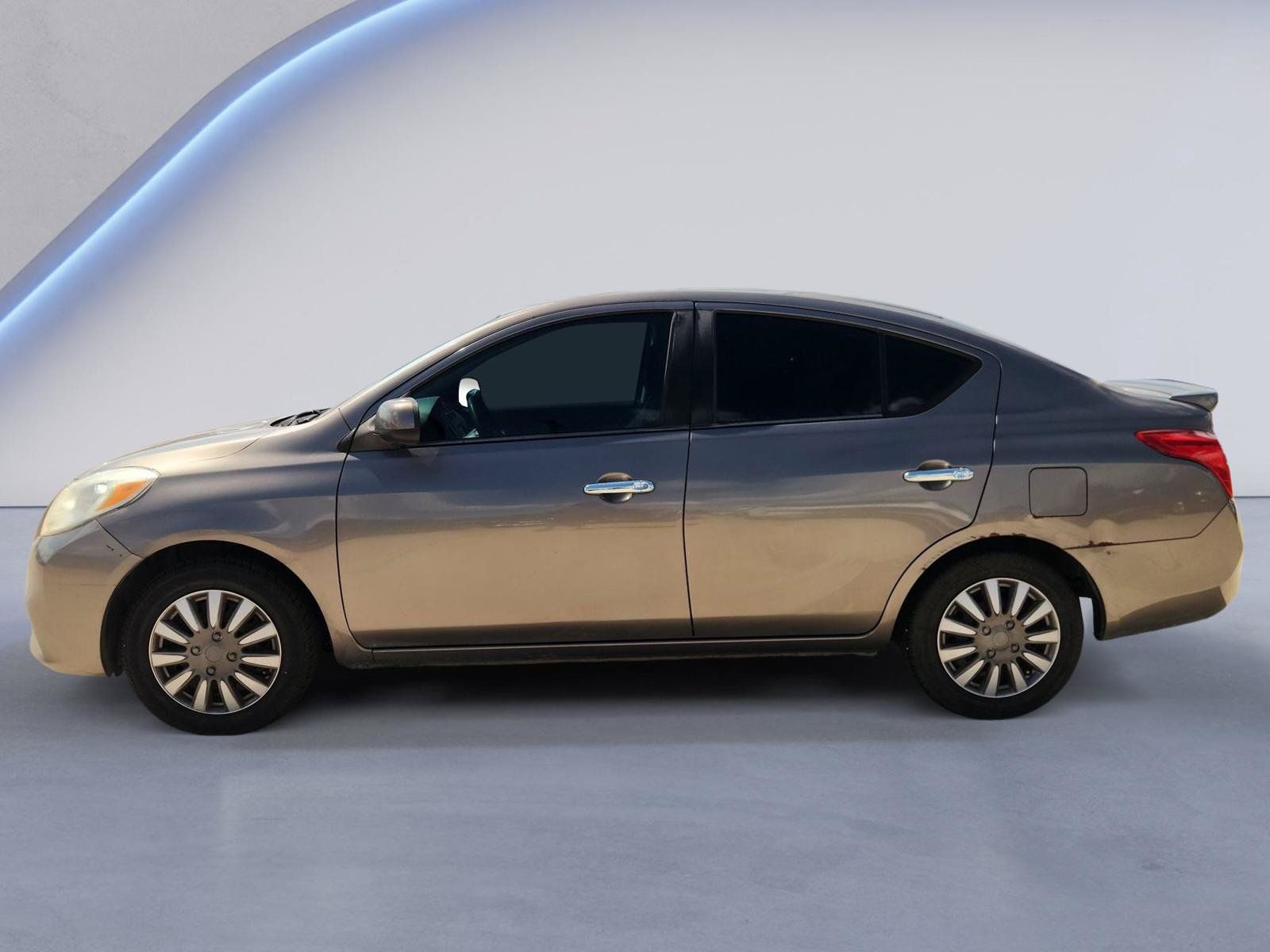 Used 2014 Nissan Versa SV FWD image 5