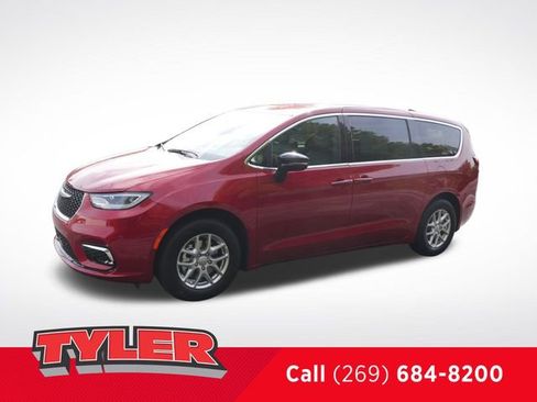 New 2026 Chrysler Pacifica Select image 3