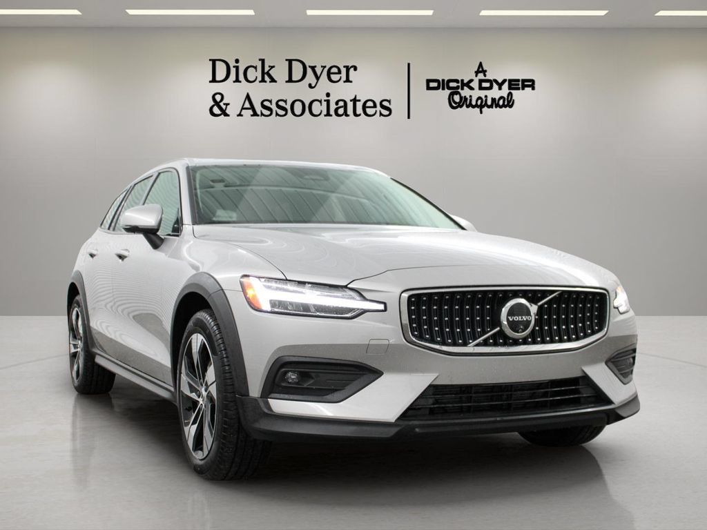 Used 2025 Volvo V60 B5 Cross Country Plus AWD/4WD image 3