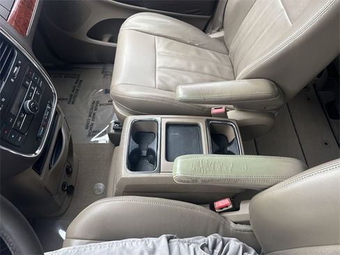 Used 2013 Chrysler Town & Country Touring image 20