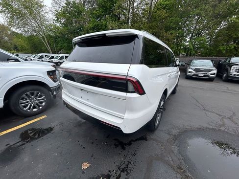 Used 2025 Lincoln Navigator Reserve AWD/4WD image 10