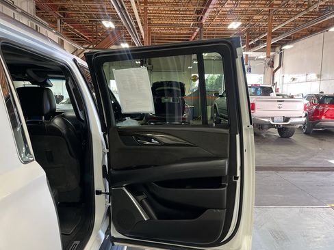 Used 2020 Cadillac Escalade ESV Platinum AWD/4WD image 24