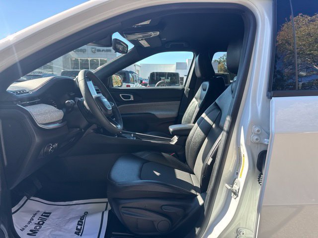 Used 2025 Jeep Compass Latitude AWD/4WD image 13