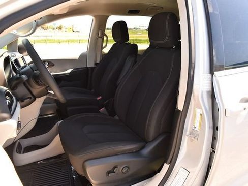 Used 2023 Chrysler Voyager LX FWD image 18