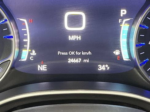 Used 2025 Chrysler Pacifica Select FWD image 16