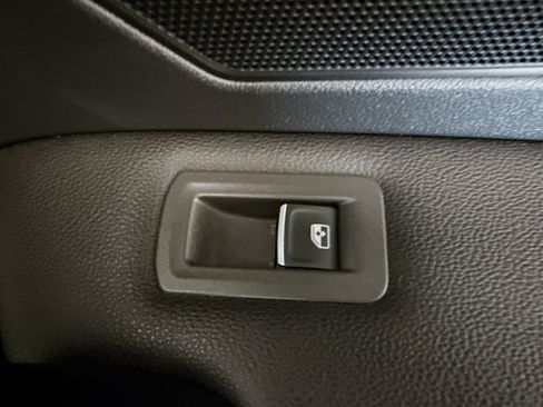 Used 2018 Volkswagen Tiguan SEL Premium image 31