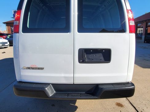 Used 2018 Chevrolet Express 2500 image 8