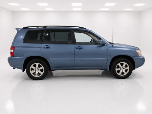 Used 2005 Toyota Highlander 4WD V6 w/ 3rd Row image 4