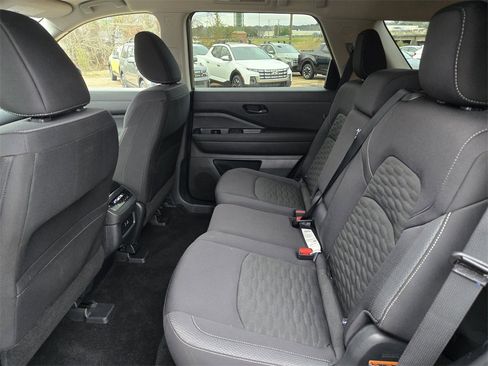 Used 2025 Nissan Pathfinder SV image 10