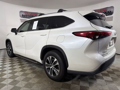 Used 2021 Toyota Highlander XLE image 6