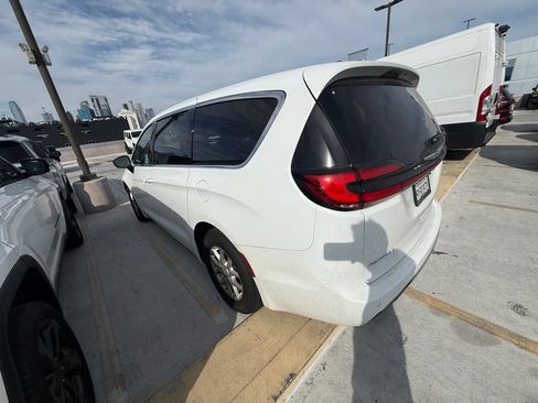 Used 2026 Chrysler Pacifica Select FWD image 4