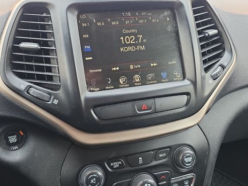 Used 2017 Jeep Cherokee Limited AWD/4WD image 12