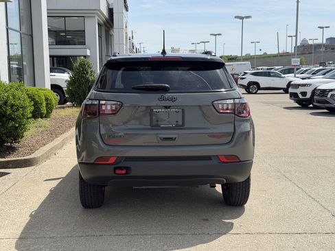 Used 2022 Jeep Compass Trailhawk w/ Trailhawk Convenience Group AWD/4WD image 6