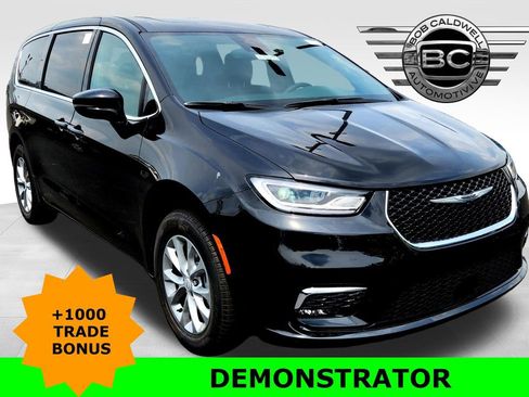 New 2025 Chrysler Pacifica Select w/ Uconnect Theater Family Group AWD/4WD image 1