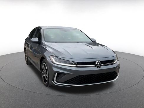 Used 2025 Volkswagen Jetta SE image 2