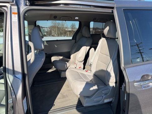 Used 2019 Toyota Sienna XLE image 15
