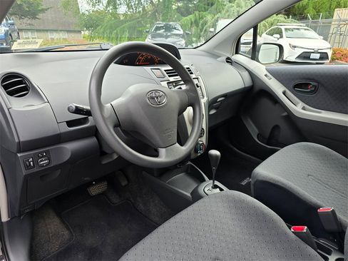 Used 2011 Toyota Yaris Base image 10