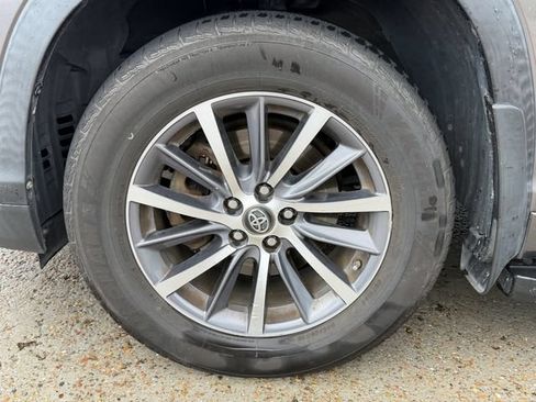 Used 2017 Toyota Highlander XLE FWD image 9