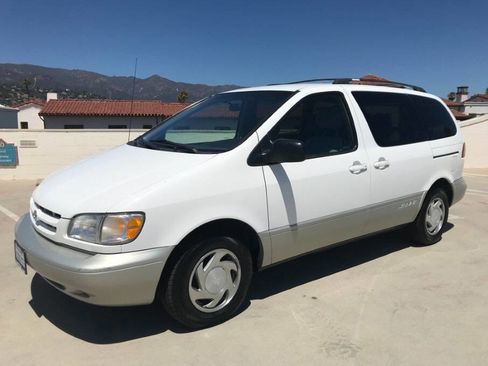 Used 1999 Toyota Sienna XLE image 2