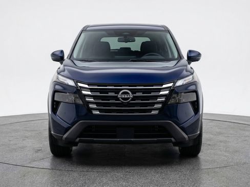 Used 2025 Nissan Rogue SV image 2