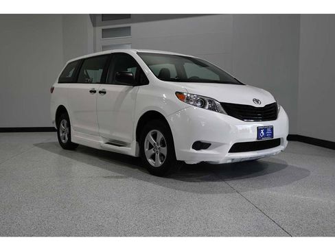 Used 2015 Toyota Sienna L image 3