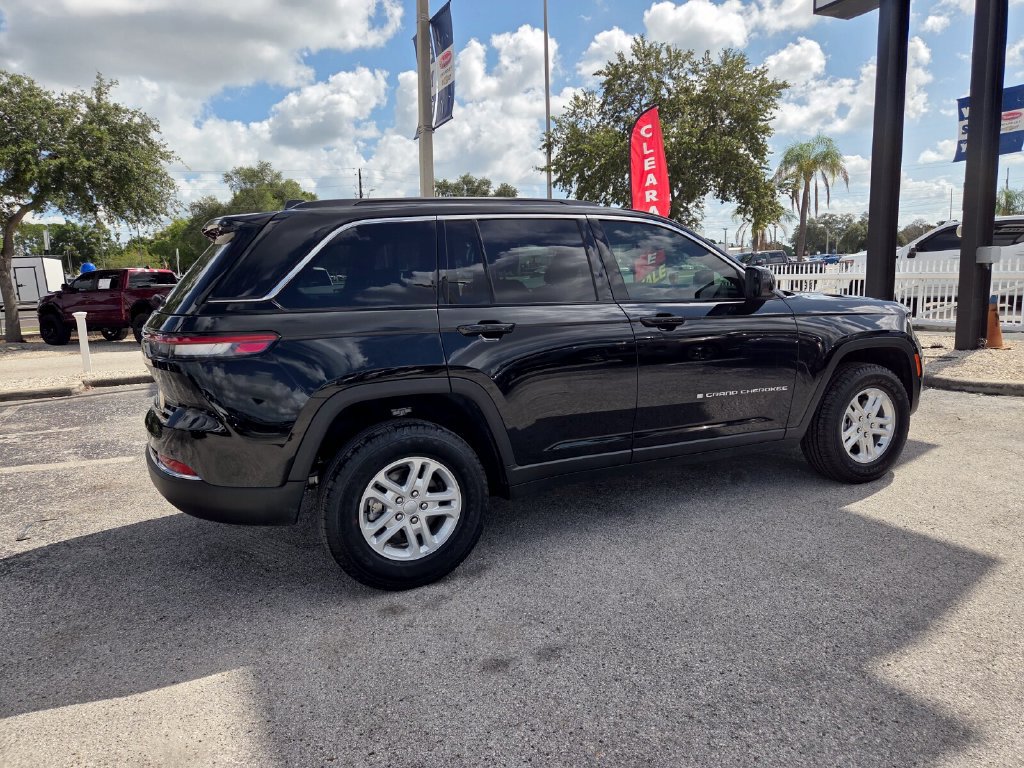 Used 2025 Jeep Grand Cherokee Laredo RWD image 12