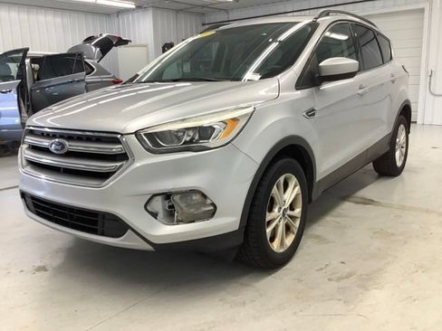 Used 2017 Ford Escape SE w/ Equipment Group 201A FWD image 3
