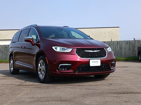 Used 2021 Chrysler Pacifica Limited AWD/4WD image 2