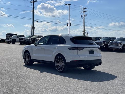 Used 2023 Porsche Cayenne Platinum Edition image 5