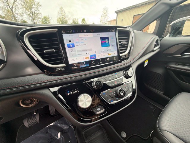 New 2027 Chrysler Pacifica Select FWD image 24