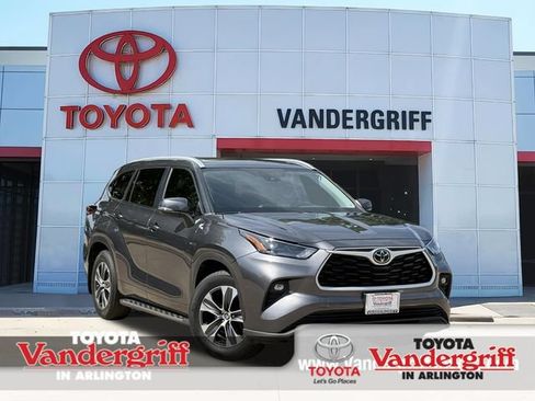 Certified 2024 Toyota Highlander XLE FWD image 1