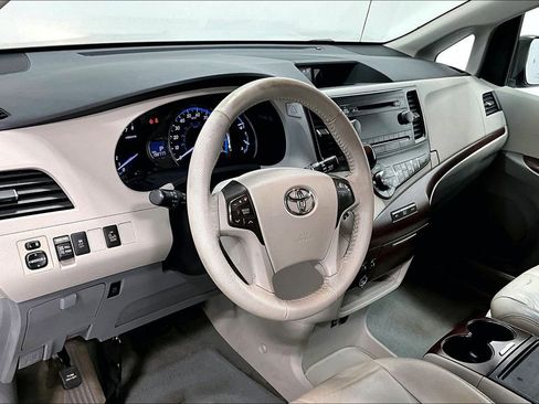 Used 2013 Toyota Sienna XLE image 15