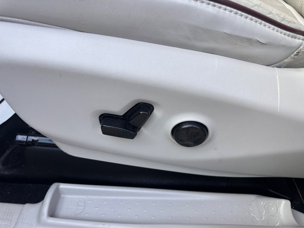 Used 2017 Chrysler Pacifica Limited w/ UConnect Theater Package FWD image 12