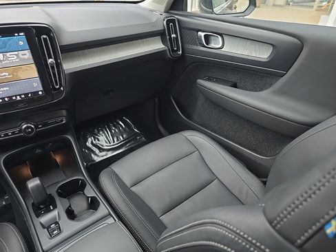 Certified 2025 Volvo XC40 B5 Core image 20
