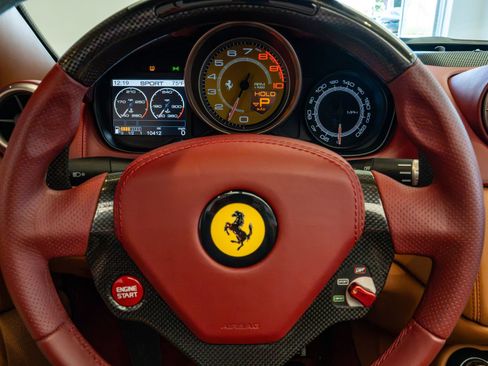 Used 2010 Ferrari California RWD image 15