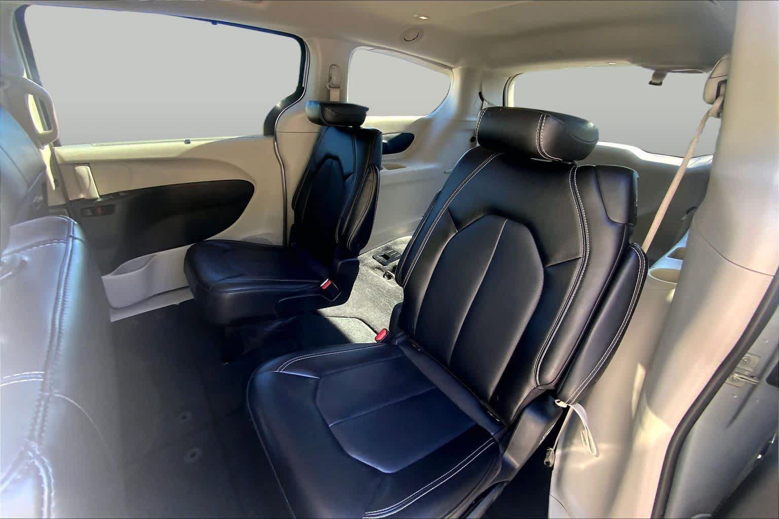 Used 2024 Chrysler Pacifica Touring-L FWD image 18