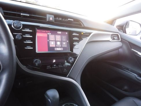 Used 2018 Toyota Camry SE image 19