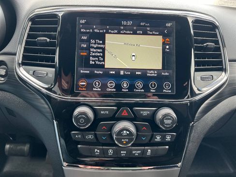 Used 2019 Jeep Grand Cherokee Altitude AWD/4WD image 12