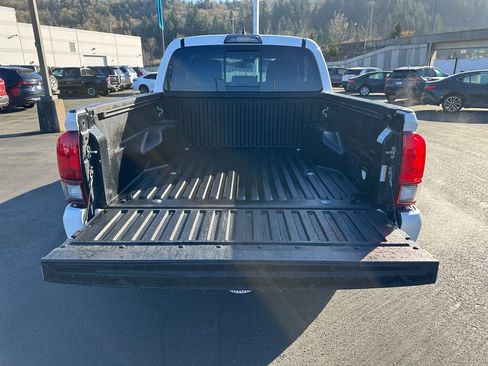 Used 2019 Toyota Tacoma TRD Sport image 11