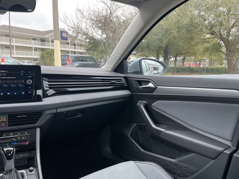 Used 2025 Volkswagen Jetta SE image 36