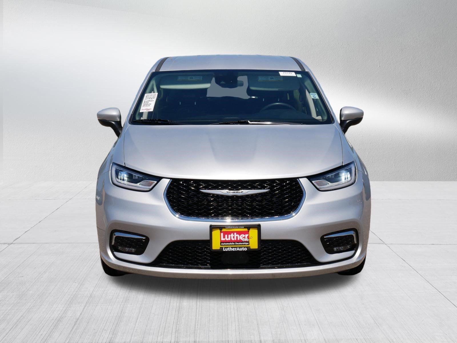 Used 2023 Chrysler Pacifica Touring-L FWD image 2