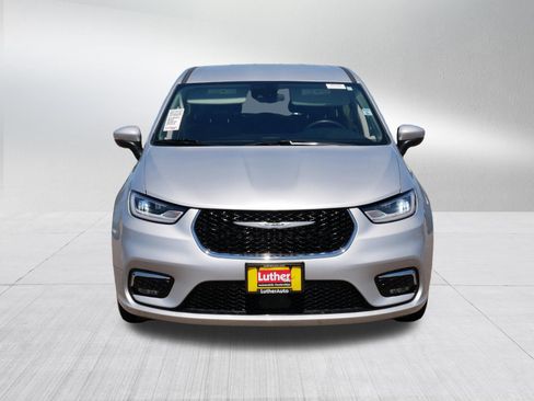 Used 2023 Chrysler Pacifica Touring-L FWD image 2