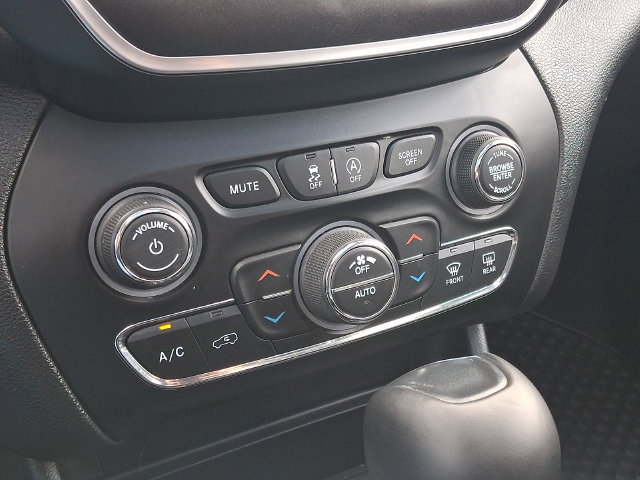 Used 2019 Jeep Cherokee Trailhawk AWD/4WD image 16