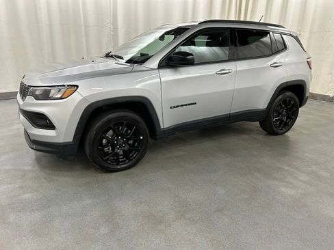 Used 2025 Jeep Compass Latitude w/ Convenience Group AWD/4WD image 2