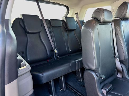Used 2025 Kia Carnival FWD image 31