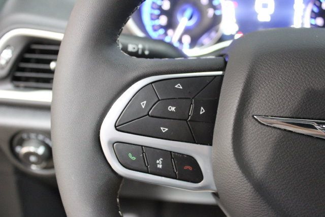 Used 2026 Chrysler Pacifica Select FWD image 16