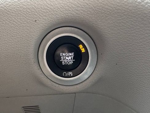 Used 2017 Chrysler Pacifica Touring FWD image 12