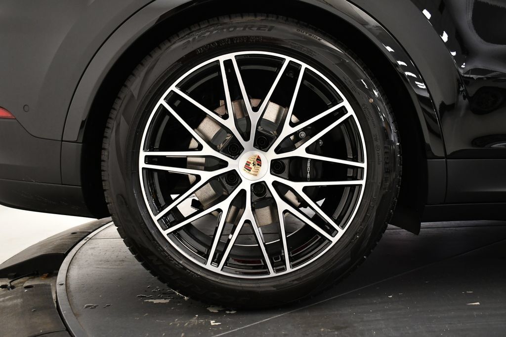 Certified 2025 Porsche Cayenne E-Hybrid Coupe AWD/4WD image 19