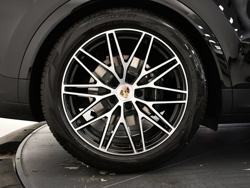 Certified 2025 Porsche Cayenne E-Hybrid Coupe AWD/4WD image 19